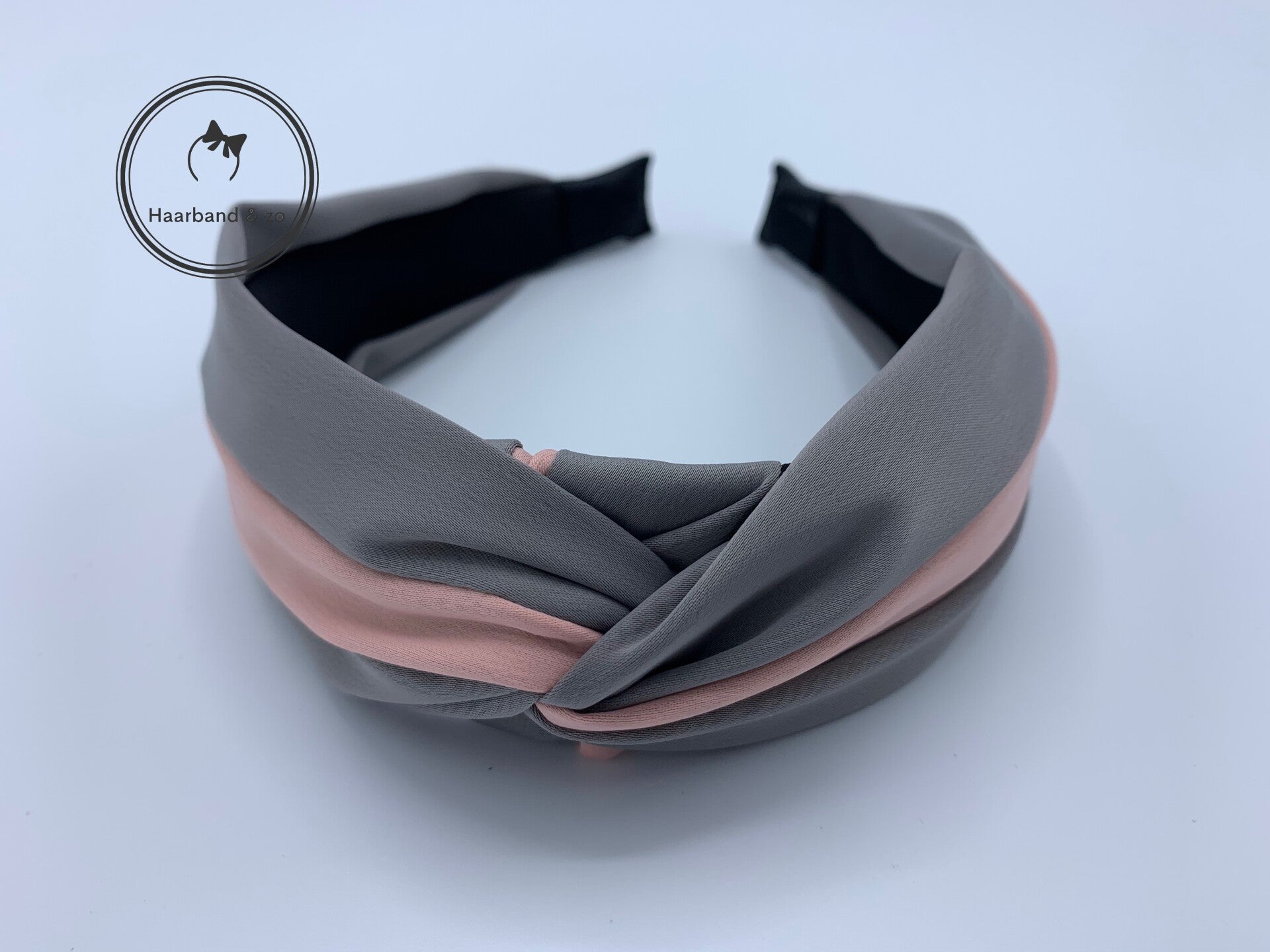 Brede satijnen haarband met twist, gestreept, roze/gris (art.nr 155-11)