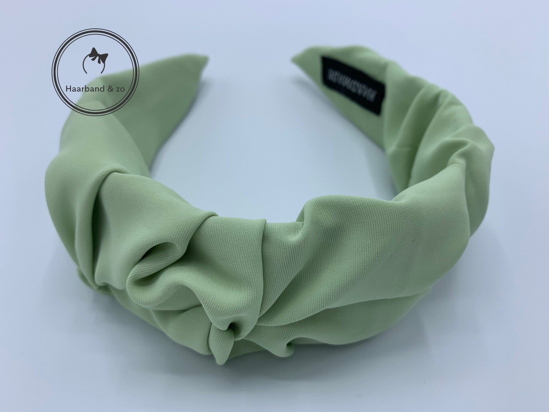 Brede geruffelde haarband van satijn, lichtgroen (art.nr. 158-07)