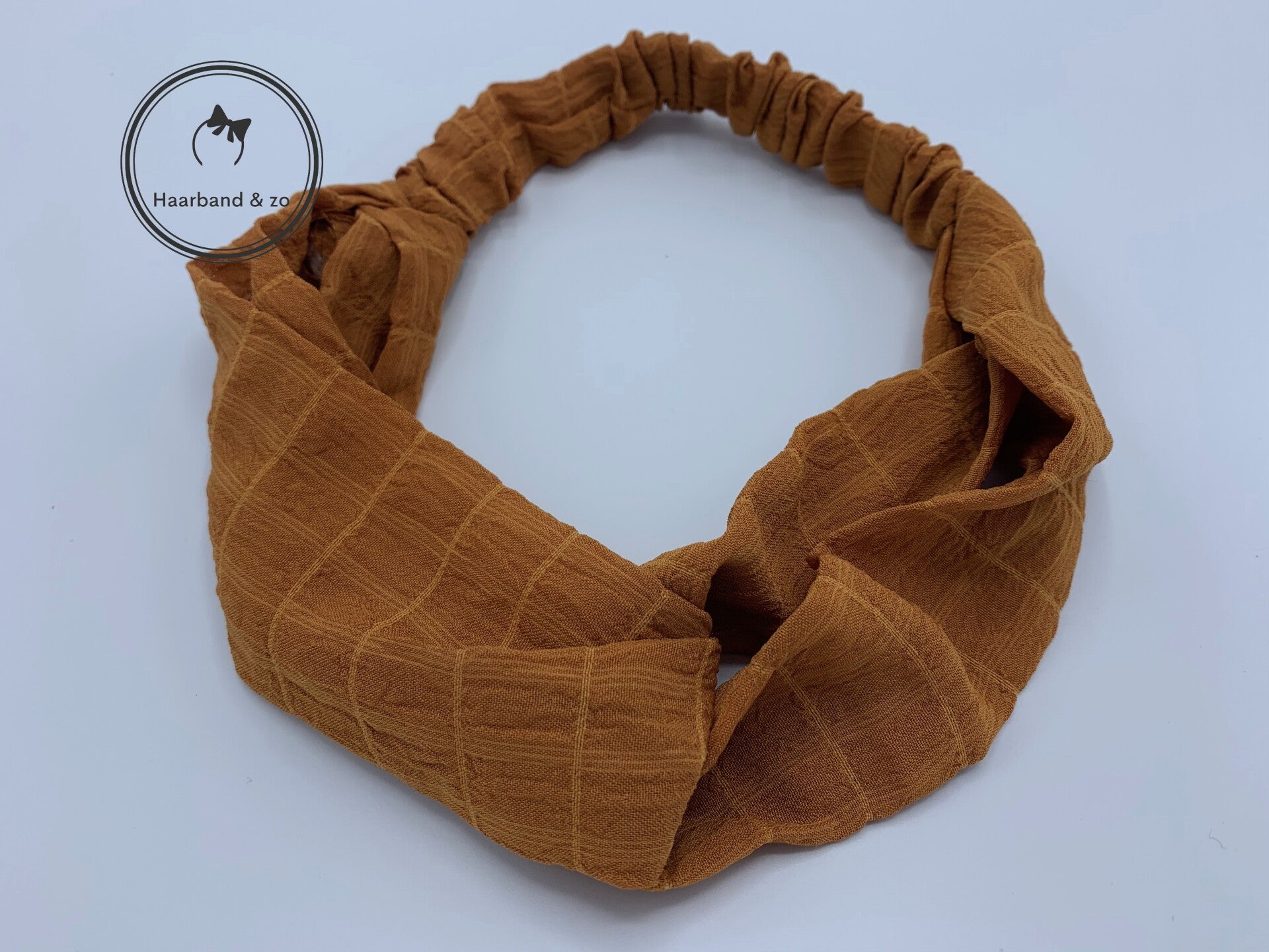 Elastische haarband met twist, van chiffon met blokmotief in de kleur tan/camel (art.nr. 125-11)