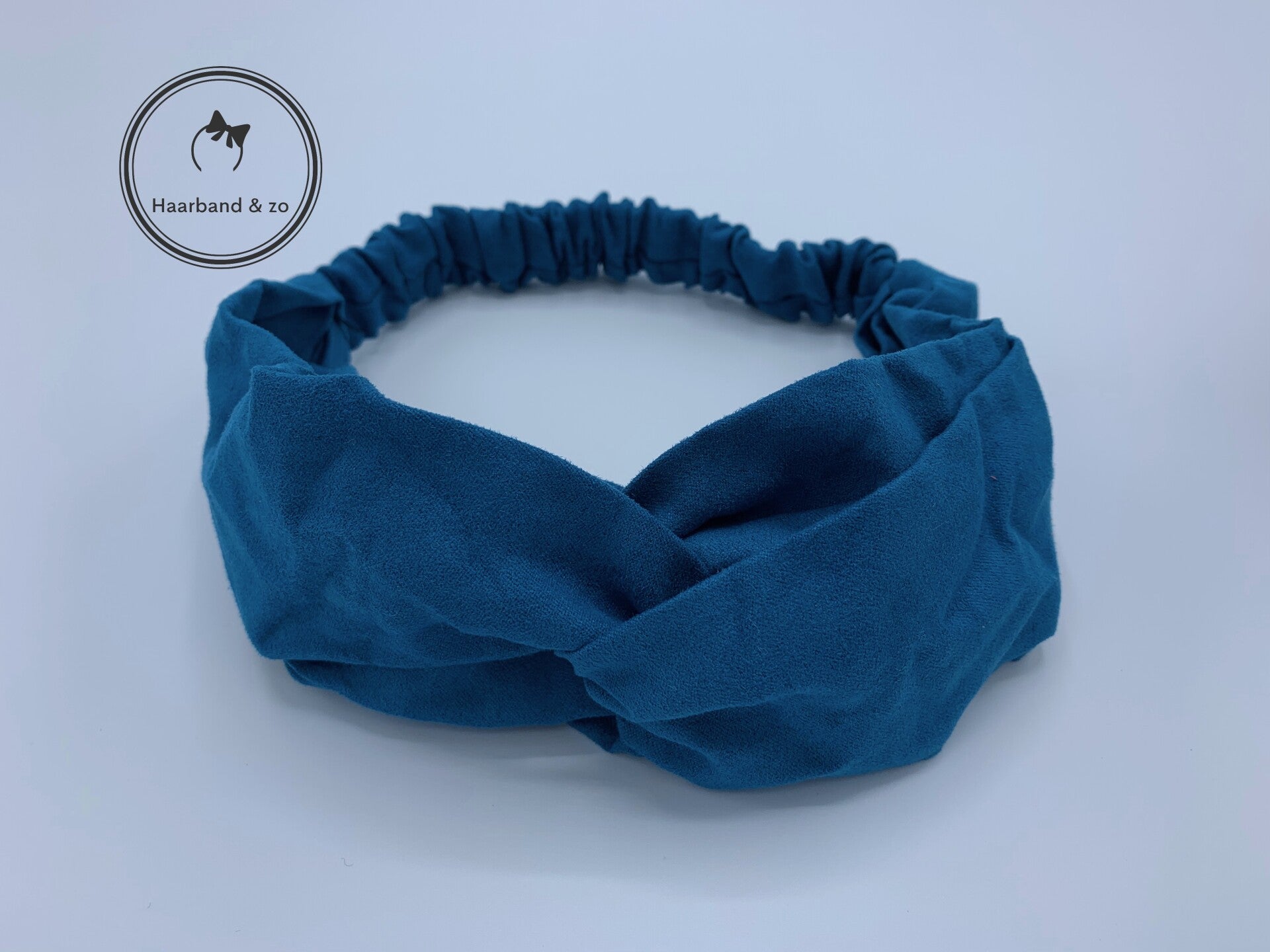 Elastische haarband met twist in suedelook, turquoise. (art.nr. 122-07)