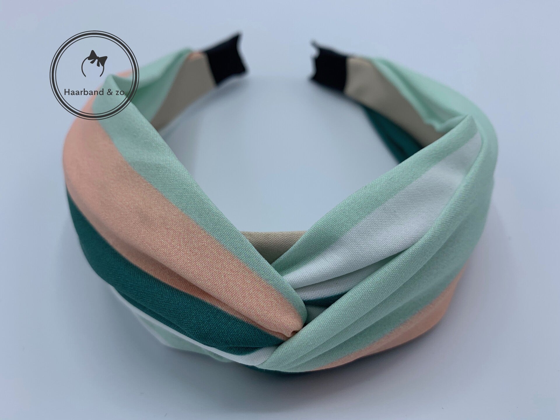 Brede satijnen haarband met twist, gestreept, roze/groen (art.nr 155-02)