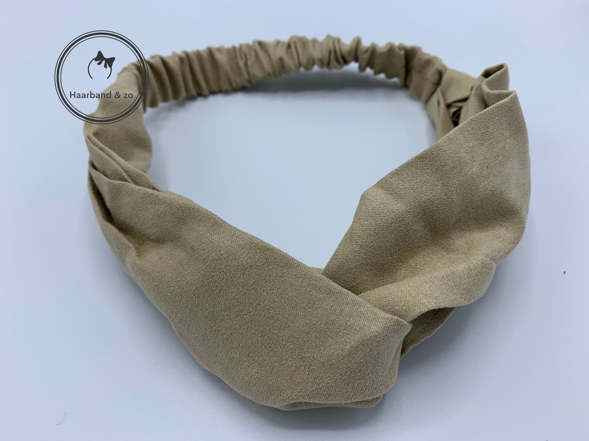 Elastische haarband met twist in suedelook, beige. (art.nr. 122-13)