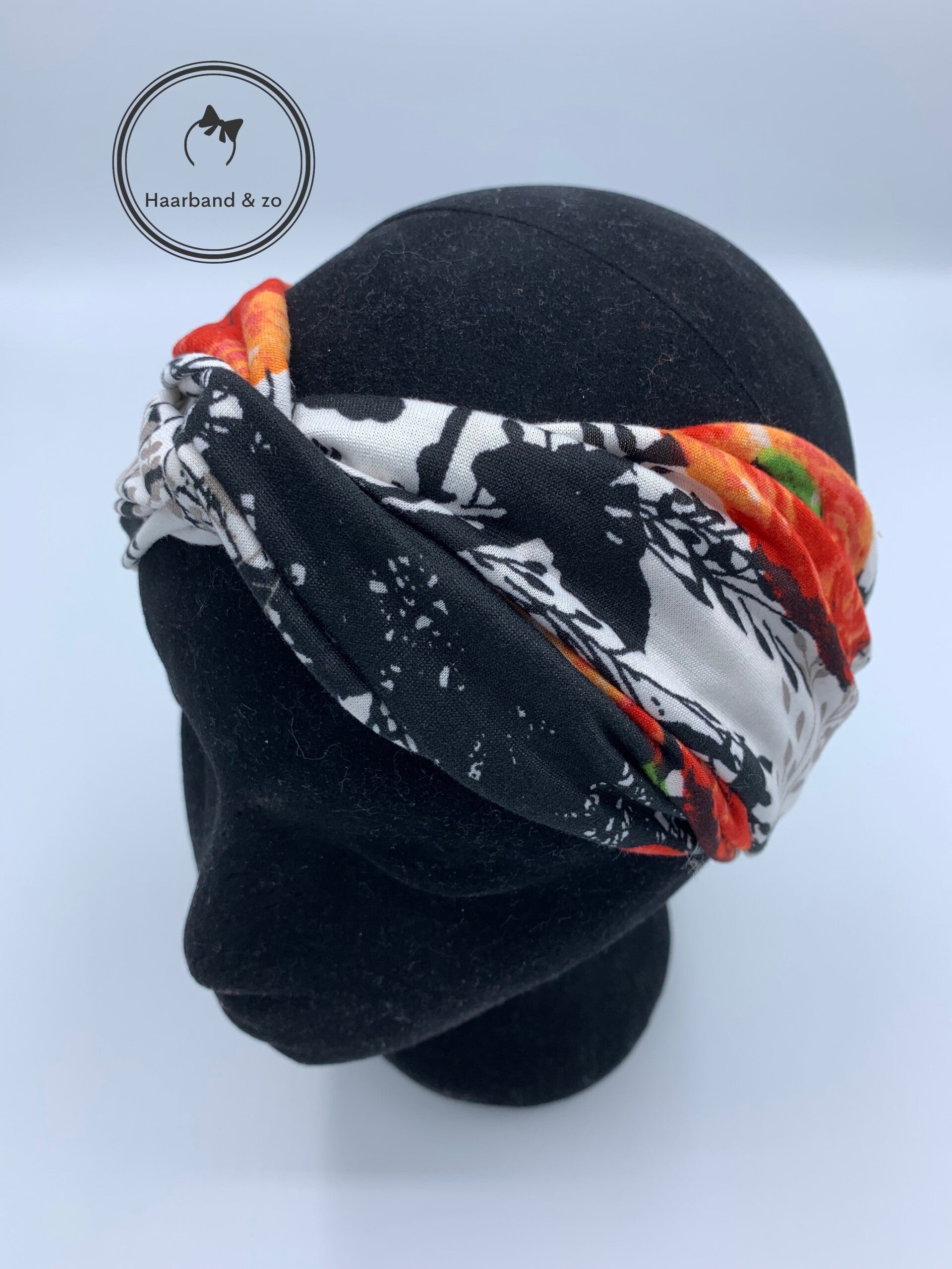 Elastische haarband met twist in kleurrijke bloemenprint, ondergrond wit. (art. nr. 240-04