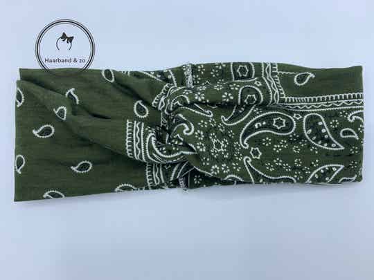 Elastische haarband met twist in bandana-motief, in de kleur armygreen (art.nr. 204-07)