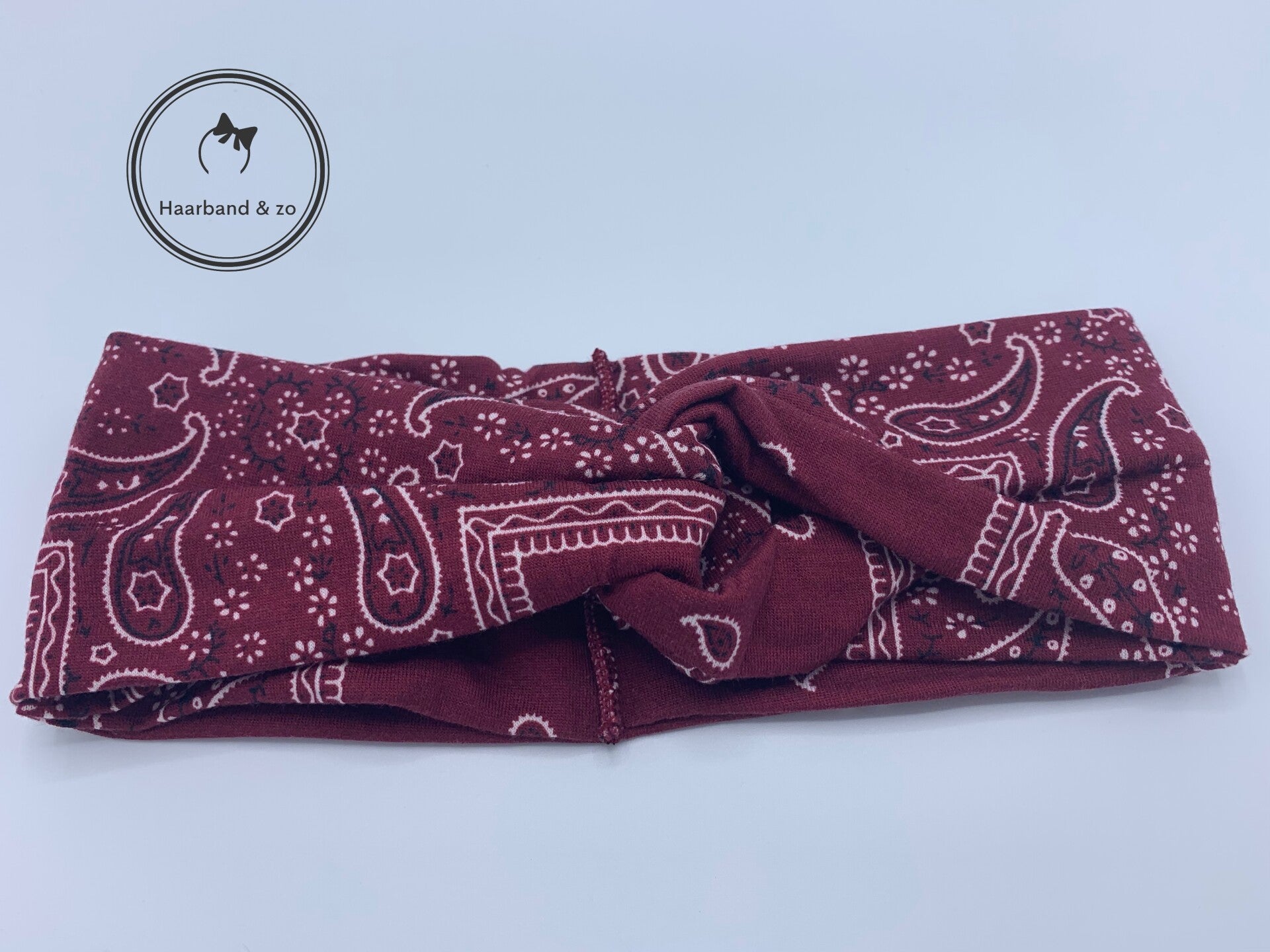 Elastische haarband met twist in bandana-motief, in de kleur bordeauxrood (art.nr. 204-04)