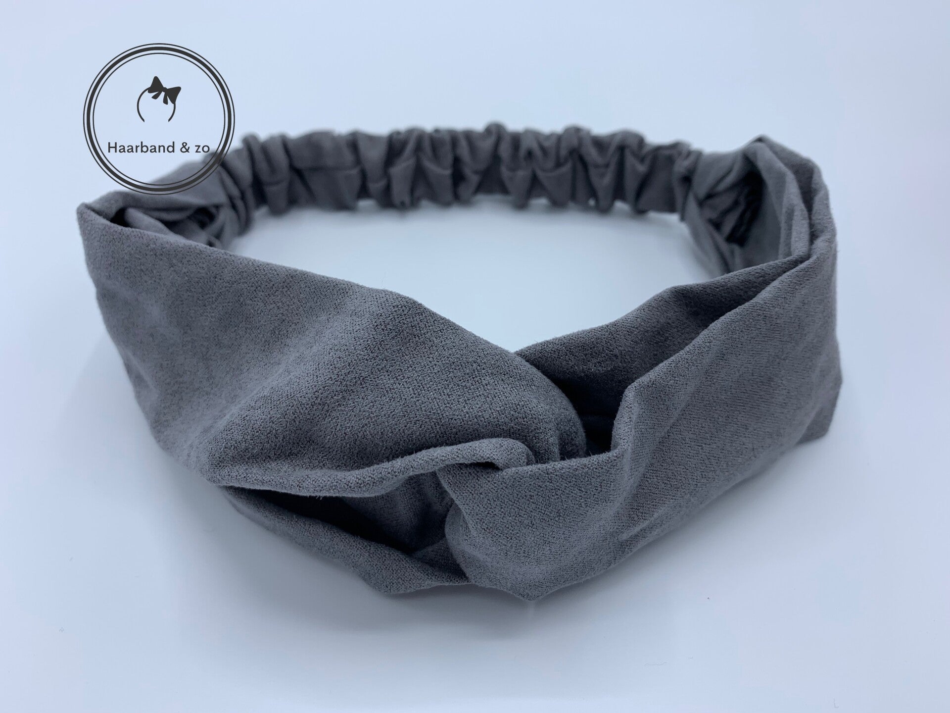 Elastische haarband met twist in suedelook, grijs. (art.nr. 122-01)