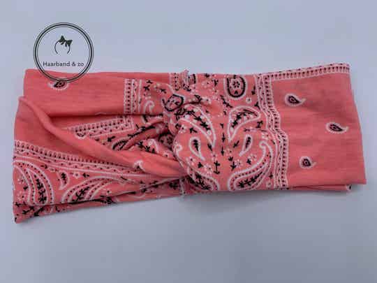 Elastische haarband met twist in bandana-motief, in de kleur roze (art.nr. 204-08)