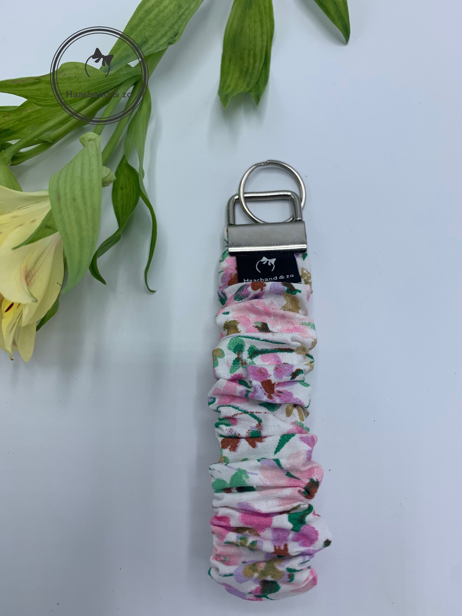 Haarband & zo, sleutelhanger/scrunchie wristlet (polsband) in roze bloemenprint met witte ondergrond (art.nr. SH 01-02)