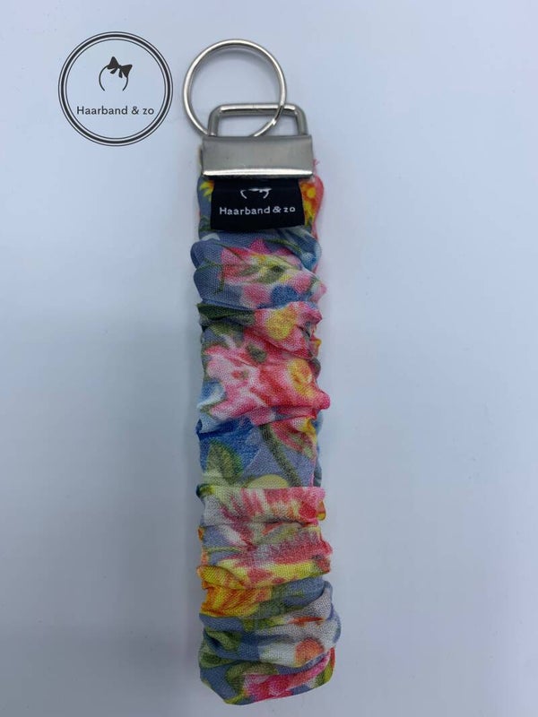Haarband & zo, sleutelhanger/scrunchie wristlet (polsband) met multicolor bloemenprint (art.nr. SH 01-08)