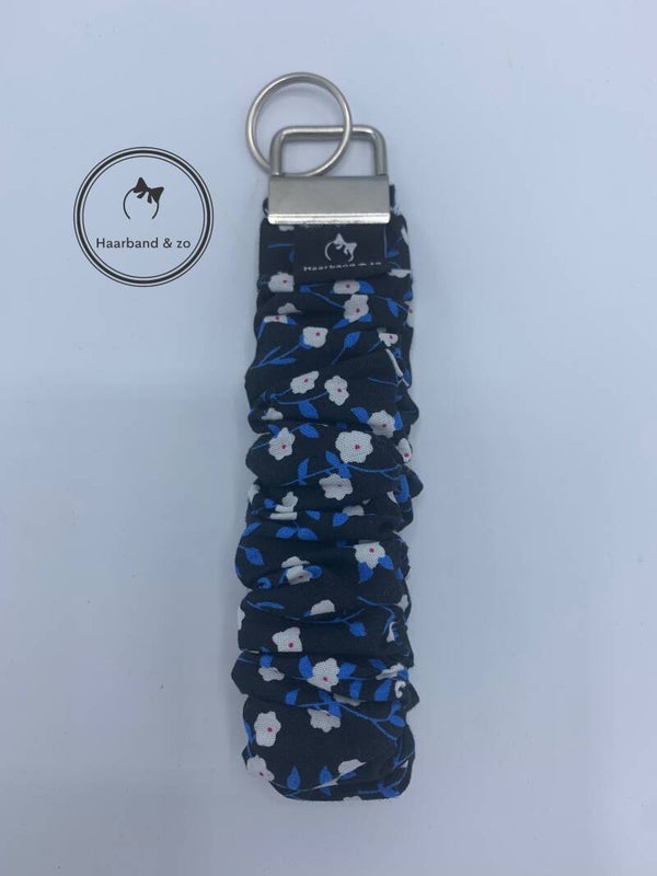 Haarband & zo, sleutelhanger/scrunchie wristlet (polsband) met witte en blauwe bloemetjes  (art.nr. SH 01-13)