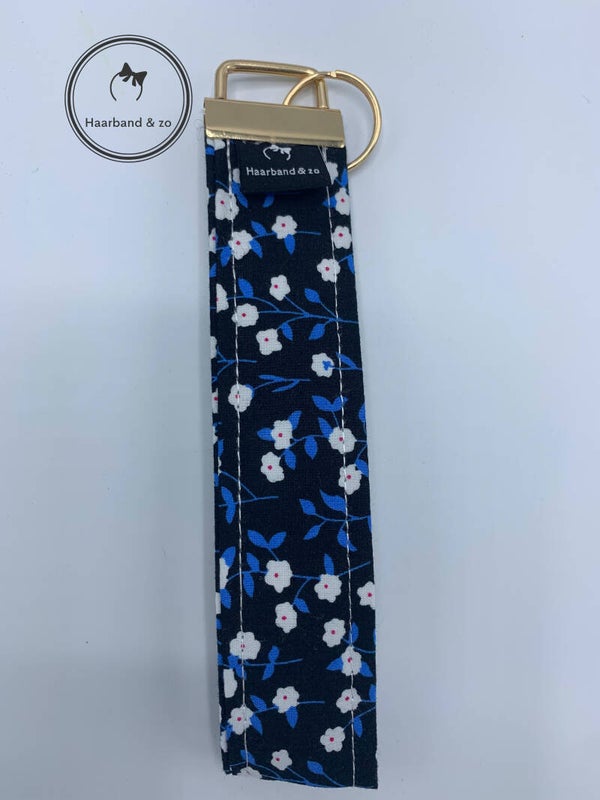 Haarband & zo, Sleutelhanger/Wristlet (polsband) breed, zwart met blauwe bloemenprint (SH02-01)