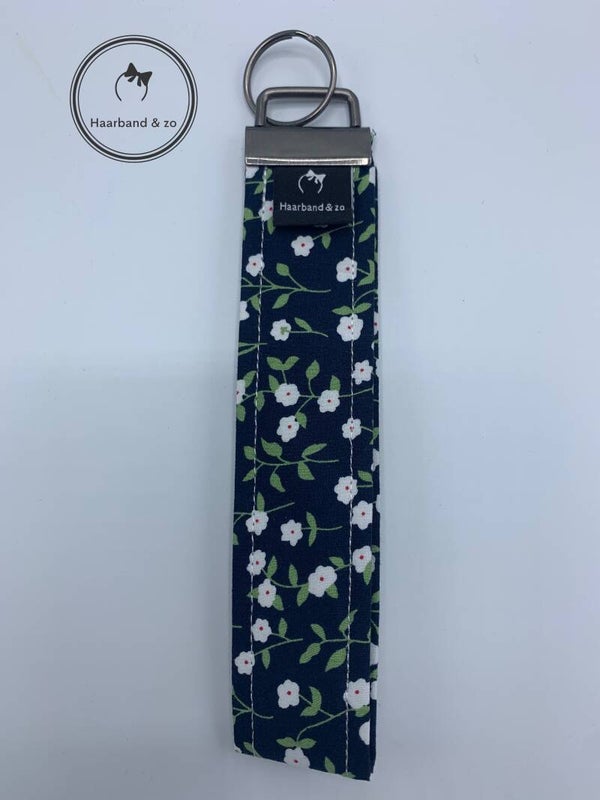 Haarband & zo, Sleutelhanger/Wristlet (polsband) breed, donkerblauwe bloemenprint (SH02-03)