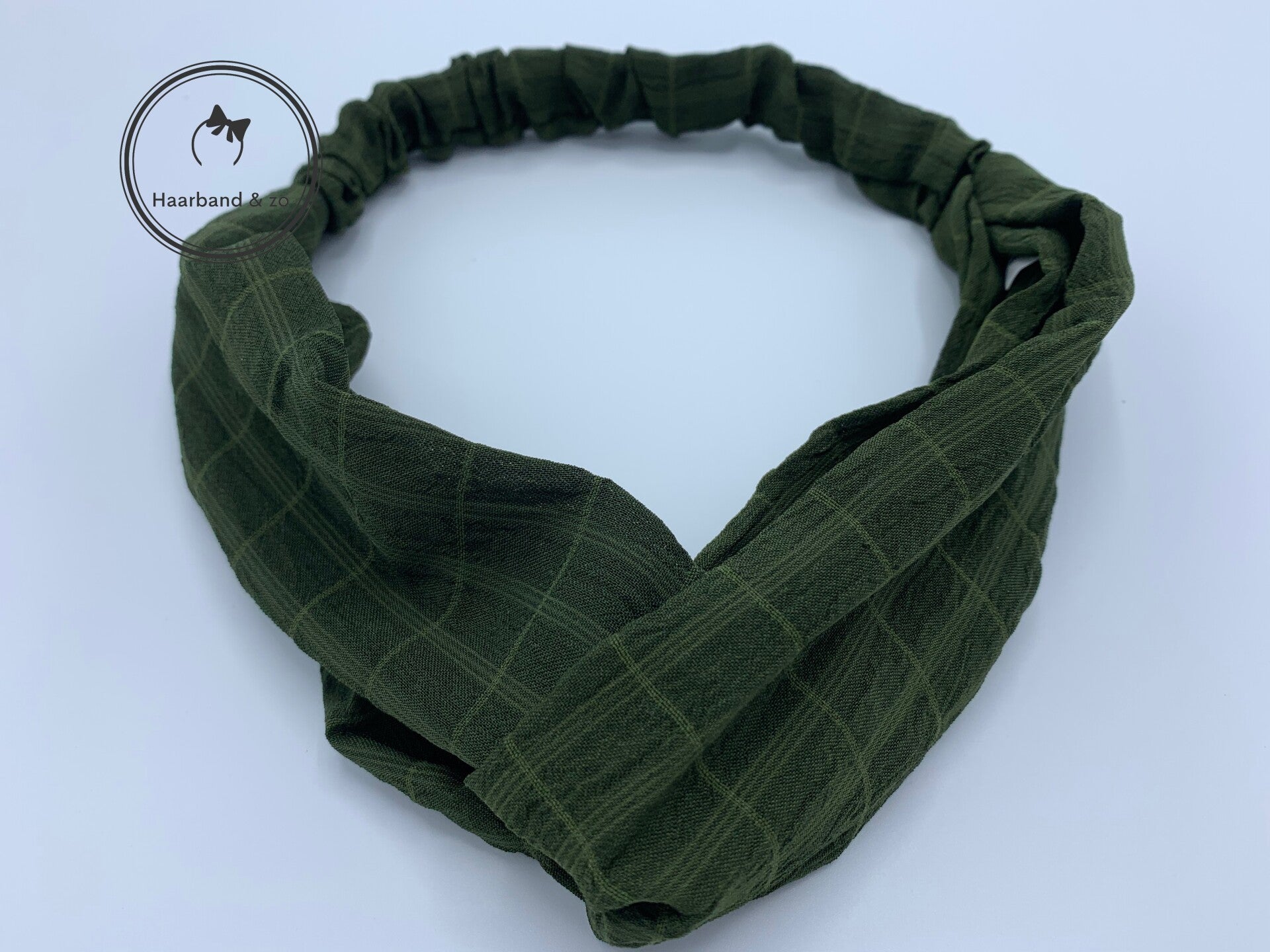 Elastische haarband met twist, van chiffon met blokmotief in de kleur donker mosgroen (art.nr. 125-10)