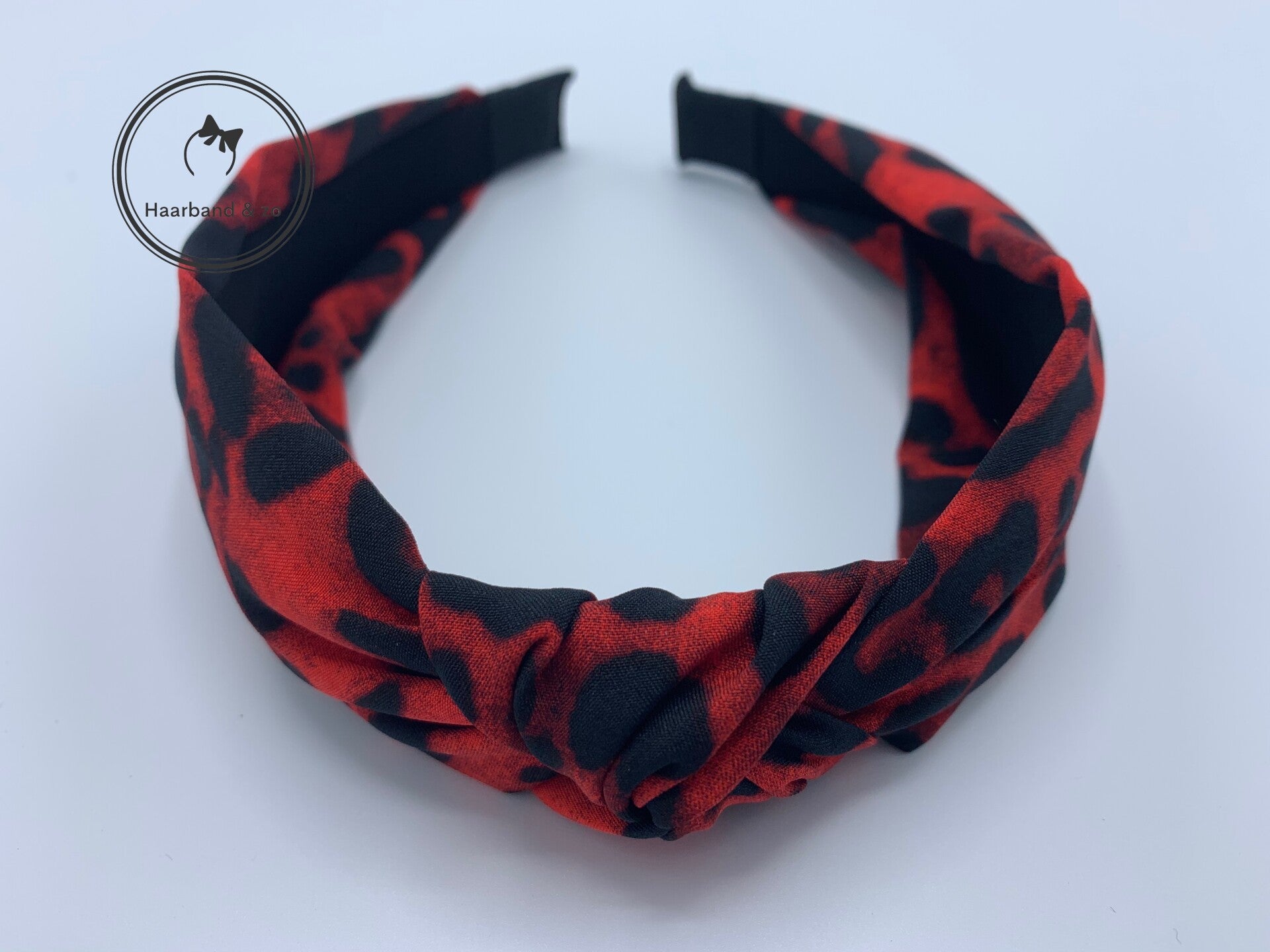 Satijnen booghaarband met tijgerprint in de kleur rood met zwart (art.nr 74-01)