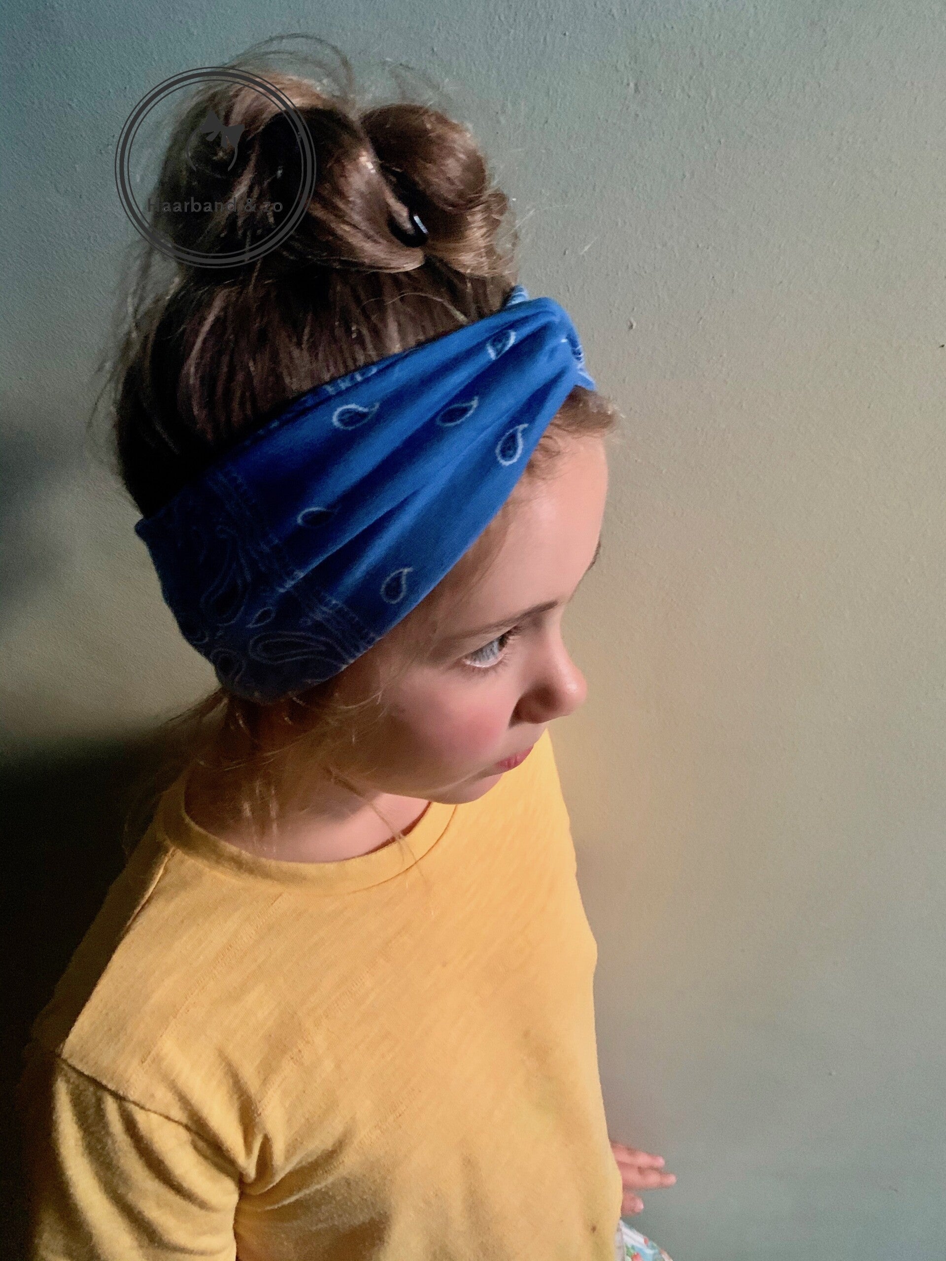 Elastische haarband met twist in bandana-motief, in de kleur lichtblauw (art.nr. 204-02)