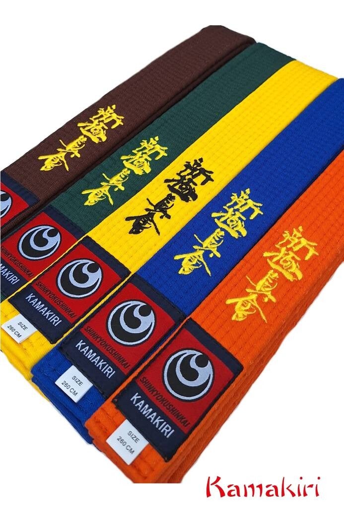 Karateband met ShinKyokushin Kanji geborduurd