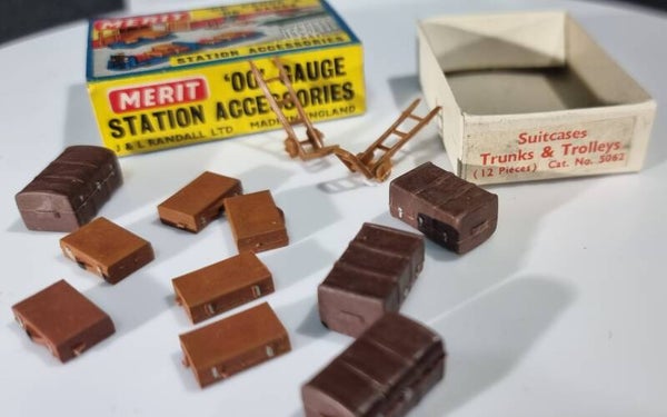 Merit Suitcases Trunks and Trolleys 5062