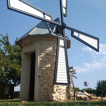 Réalisation unique d'un moulin avec toit et pales en zinc