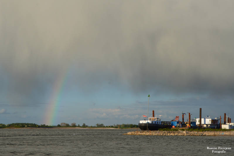 Regenboog boven de Waal
