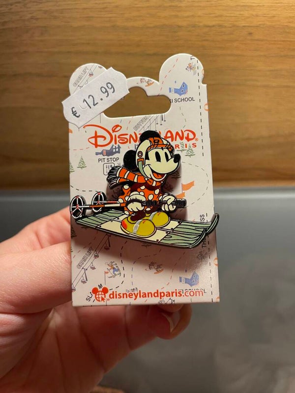 Pin 203 winter Minnie Mouse