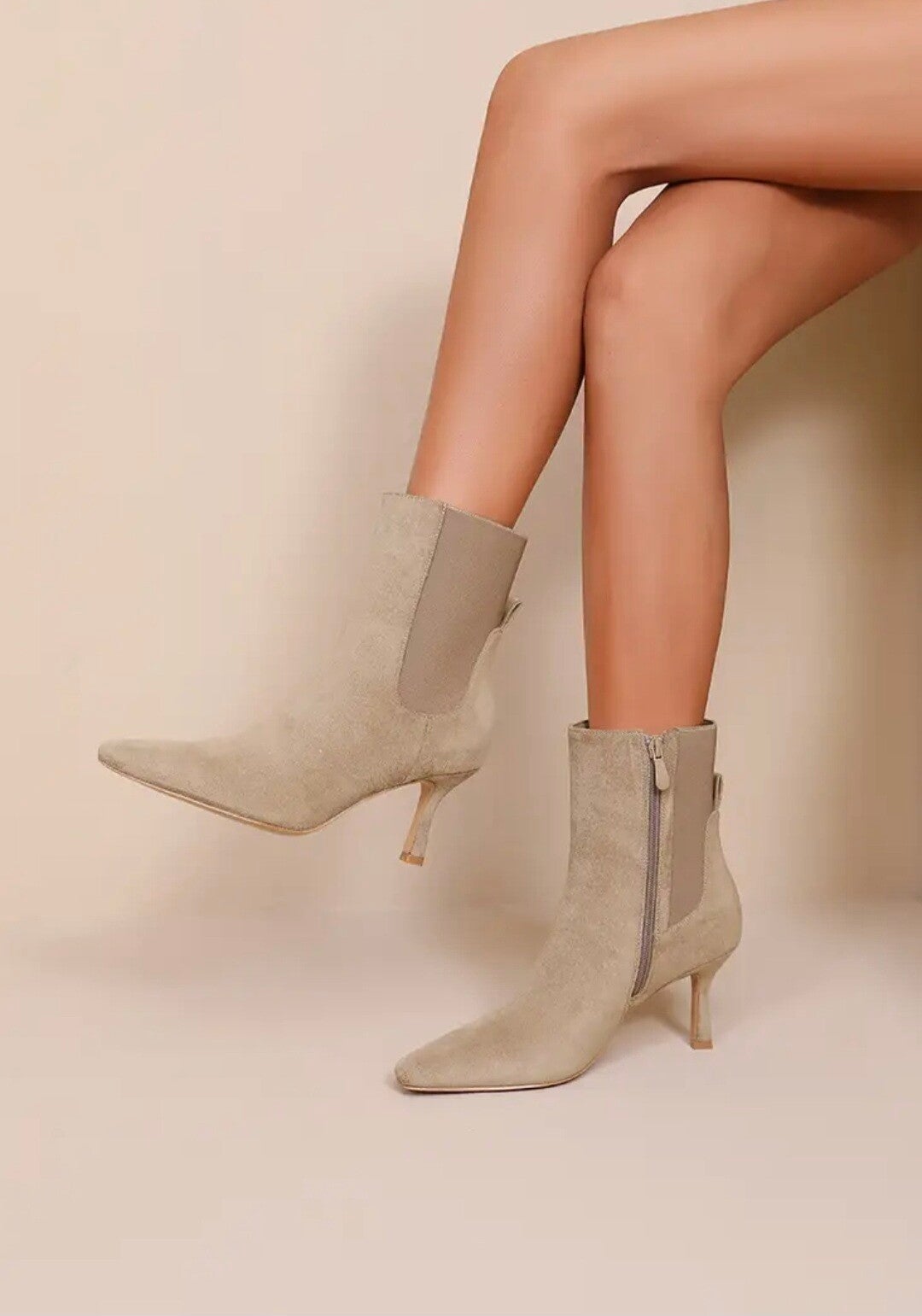 Bottines à talons fins avec élastiques latéraux