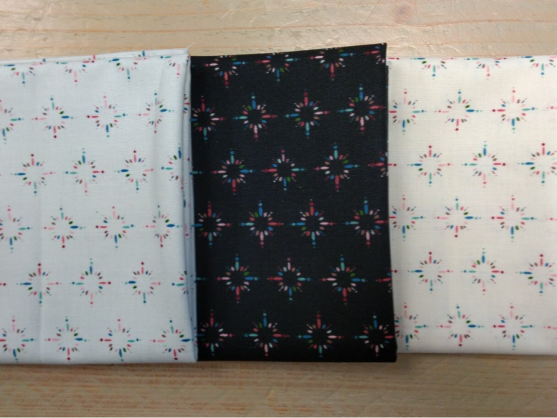 Witte, zwarte en beige fat quarter naast elkaar happiness is homemade serie, subtiel  kleuurijk cirkelpatroon