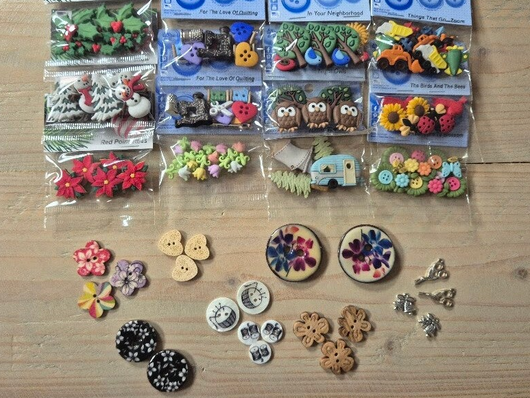 foto van boven van verschillende kokers met knopen erin.