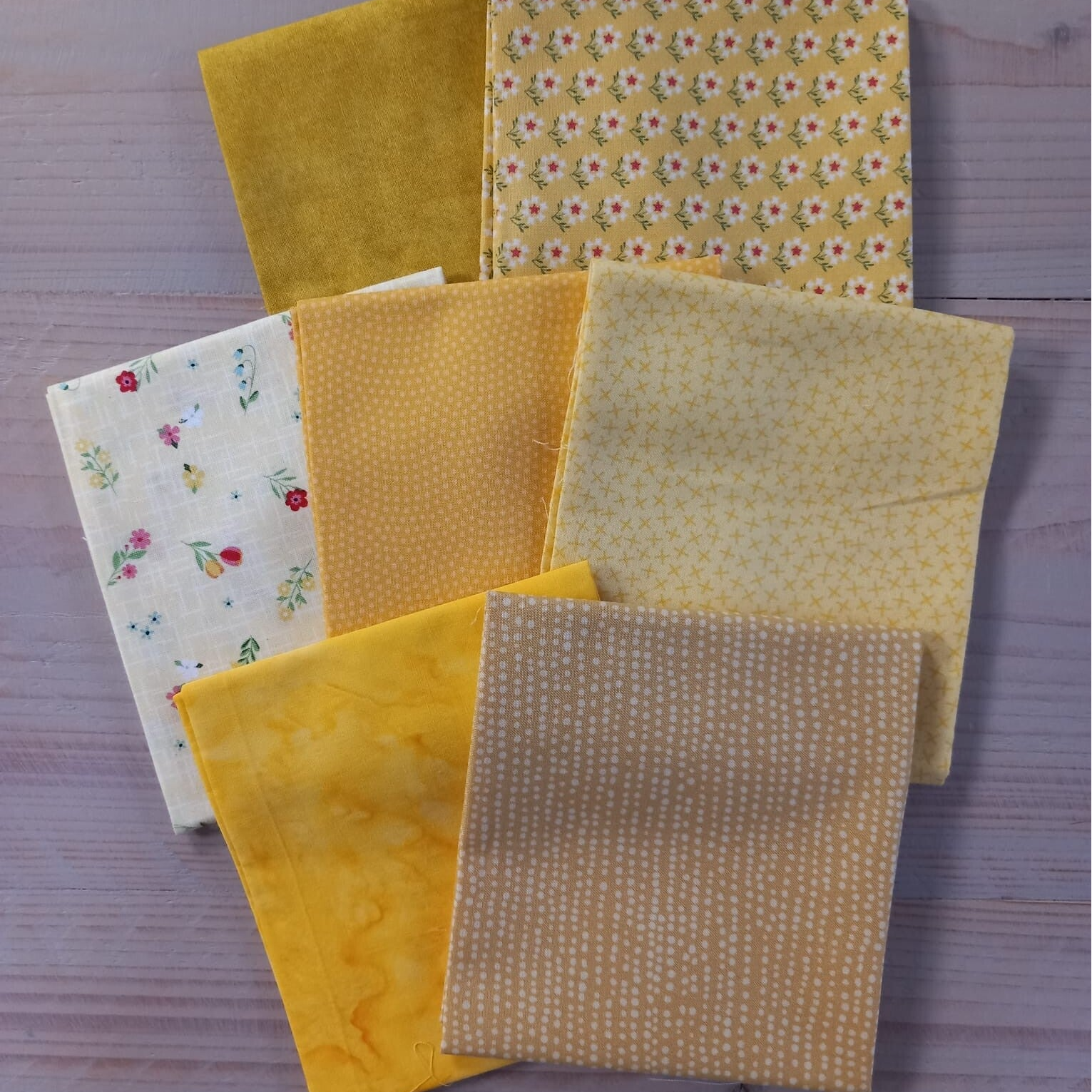 zeven verschillende gele fat quarters quiltstoffen
