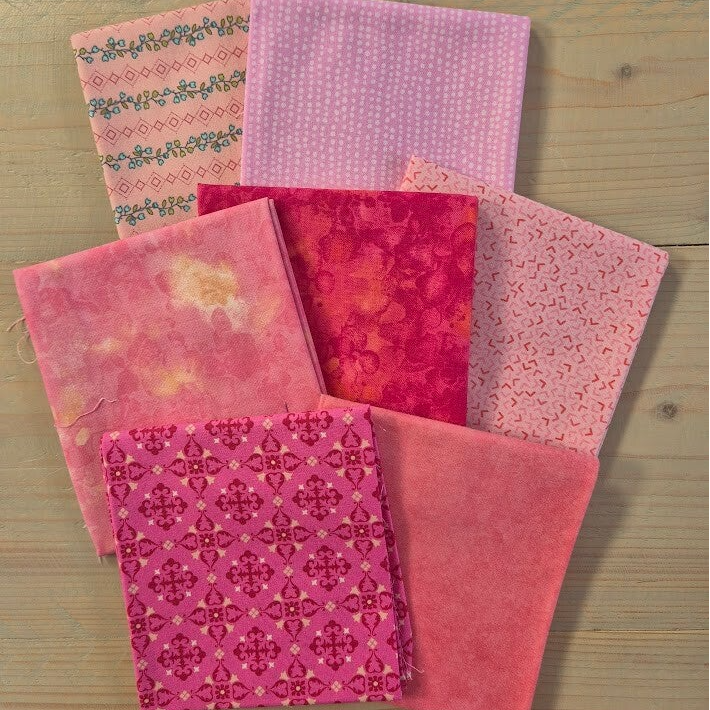 zeven verschillende roze fat quarters quiltstoffen