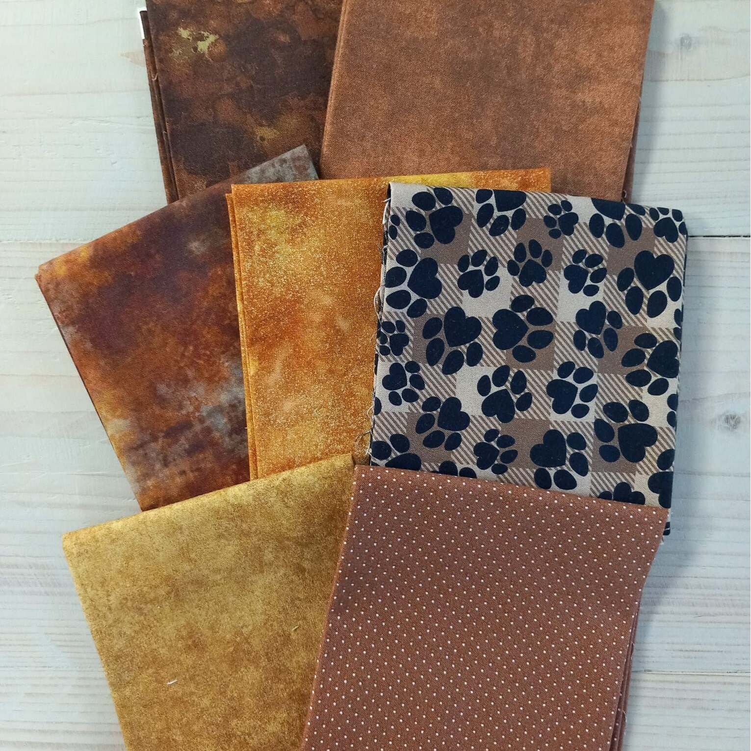 zeven verschillende bruine fat quarters quiltstoffen