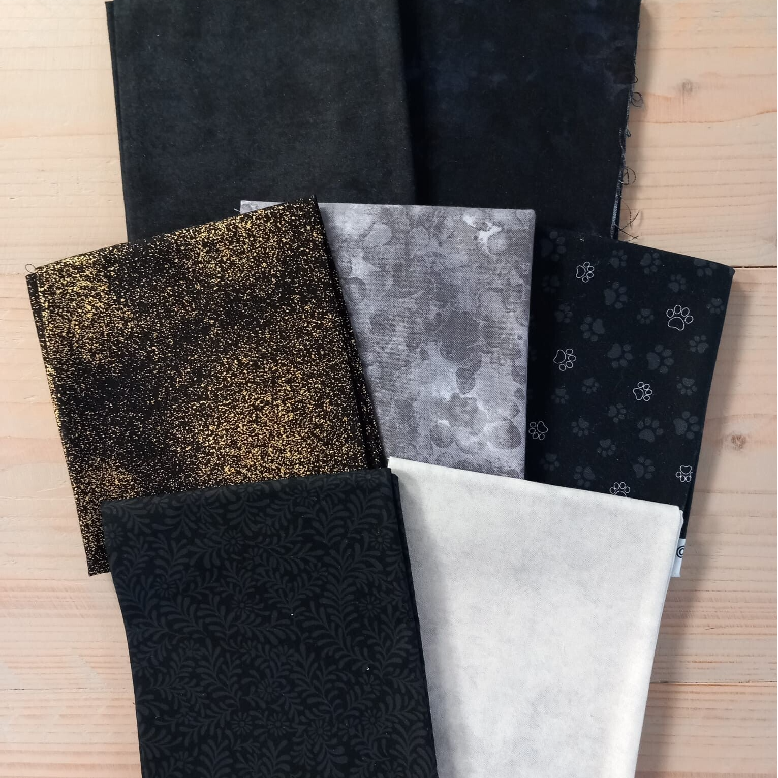 zeven verschillende zwarte en grijze fat quarters quiltstoffen