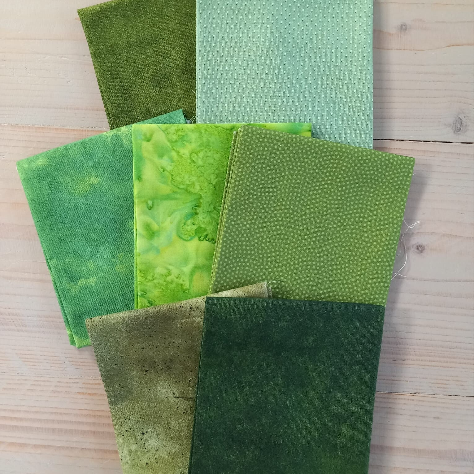 zeven verschillende groene fat quarters quiltstoffen