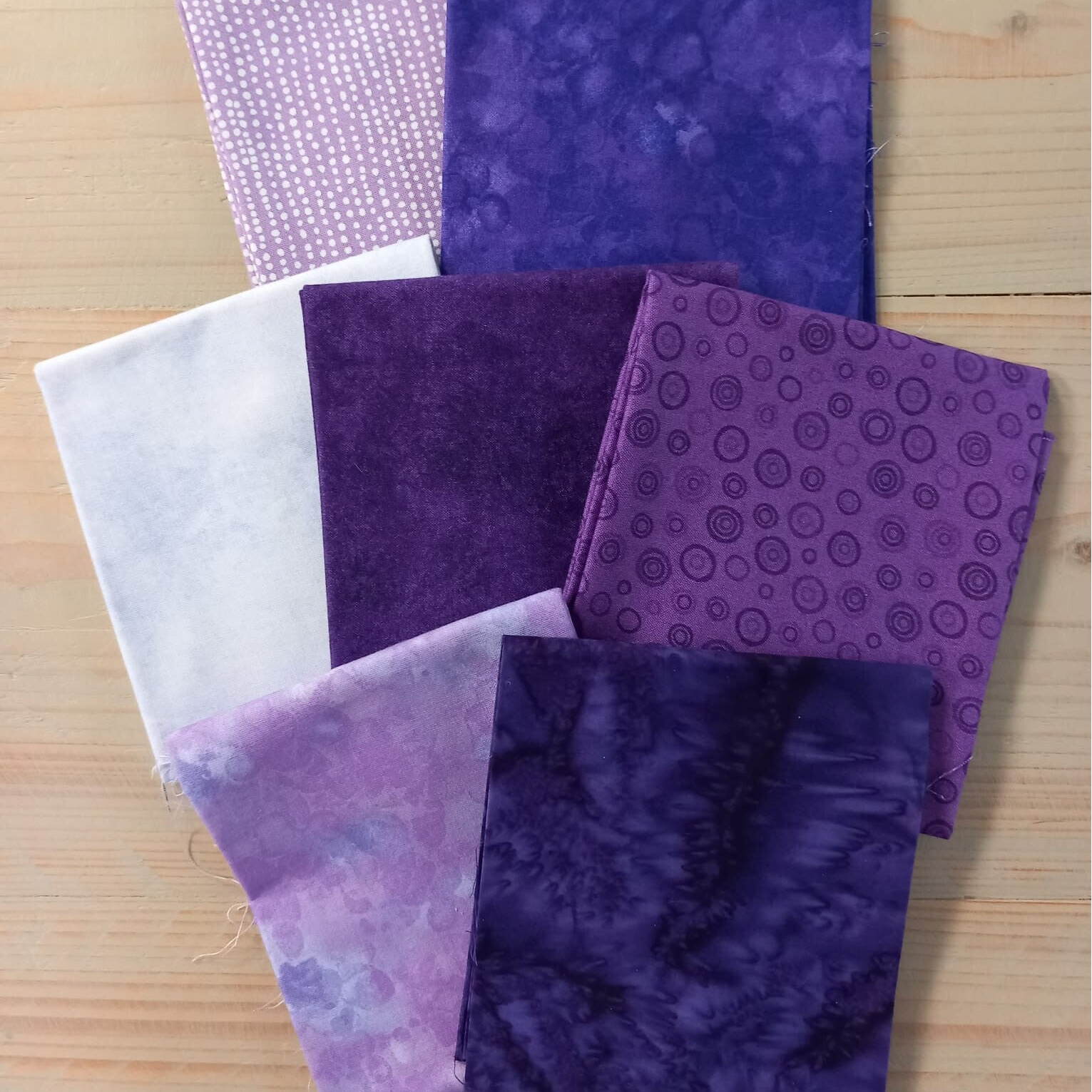zeven verschillende paarse fat quarters quiltstoffen