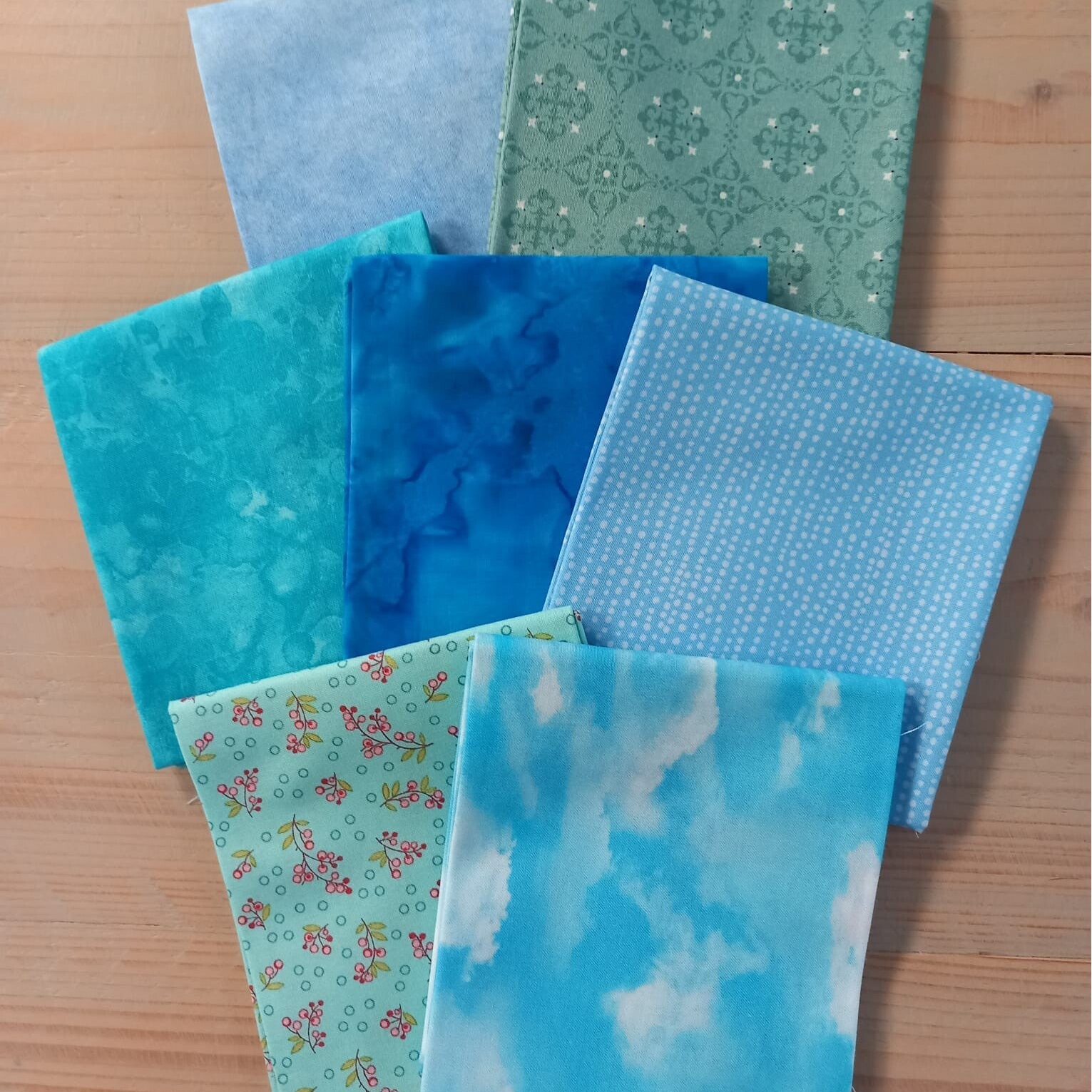 zeven verschillende blauwe fat quarters quiltstoffen