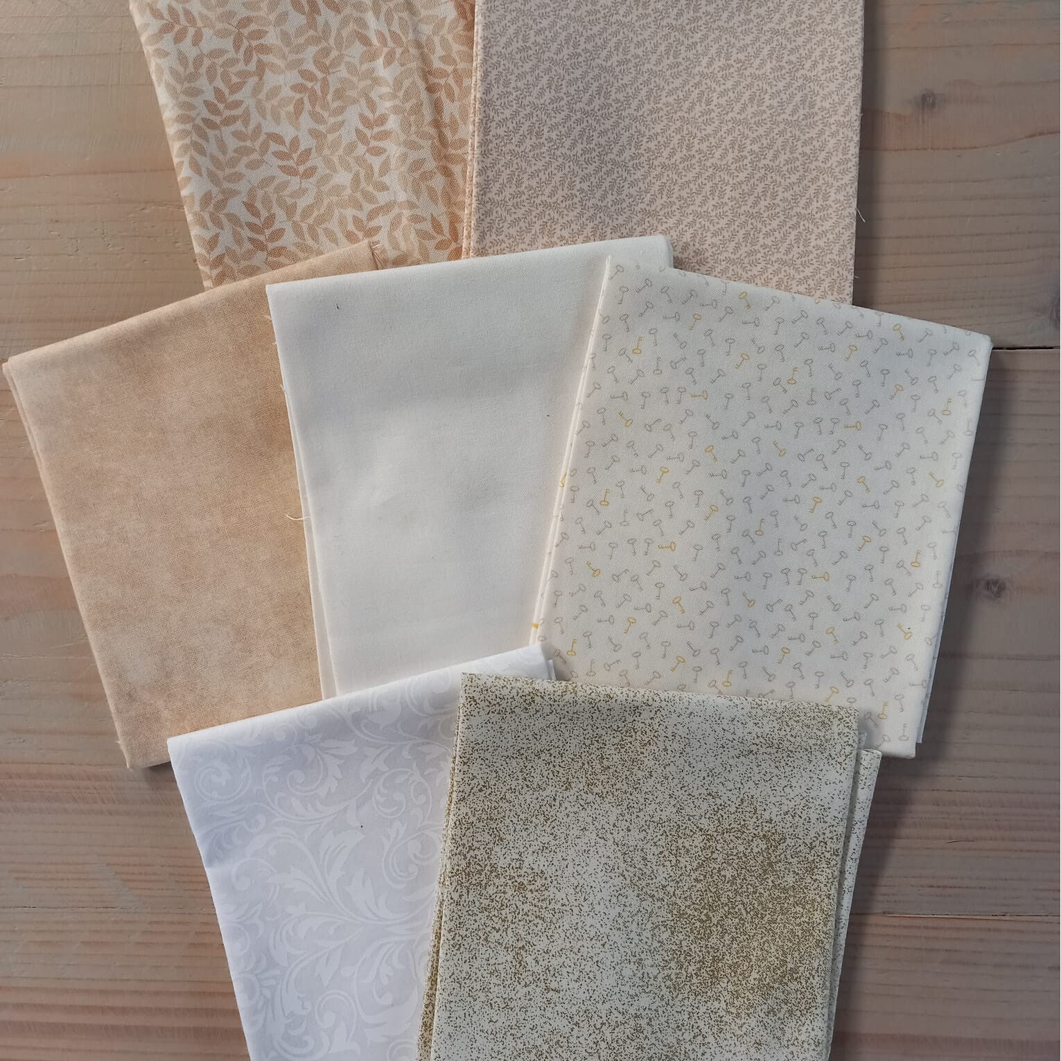 zeven verschillende witte en beige  fat quarters quiltstoffen