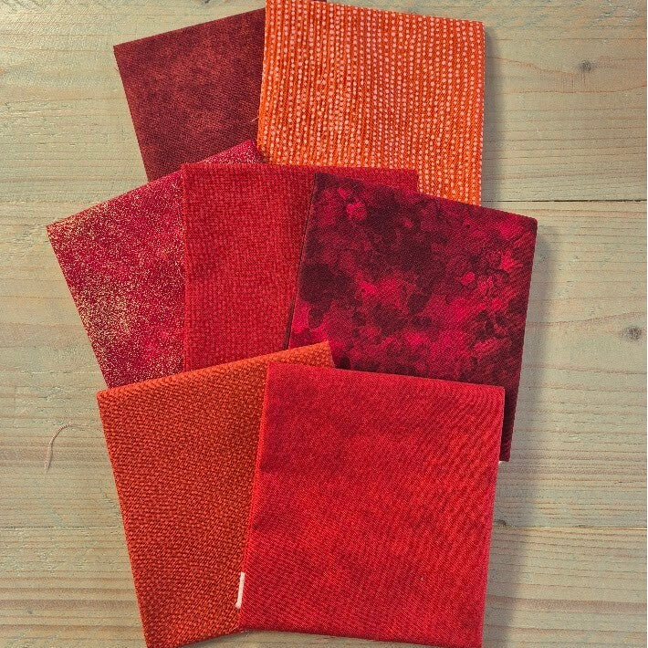 zeven verschillende rode fat quarters quiltstoffen