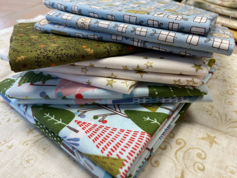 glad tidings kerstproducten wit rood groen met gouden sterren en takje hulst