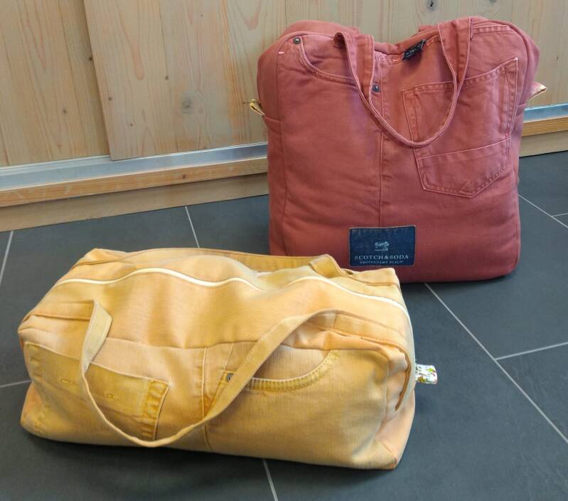 rode vierkante spijkerstof tas en gele lange, lage spijkerbroektas