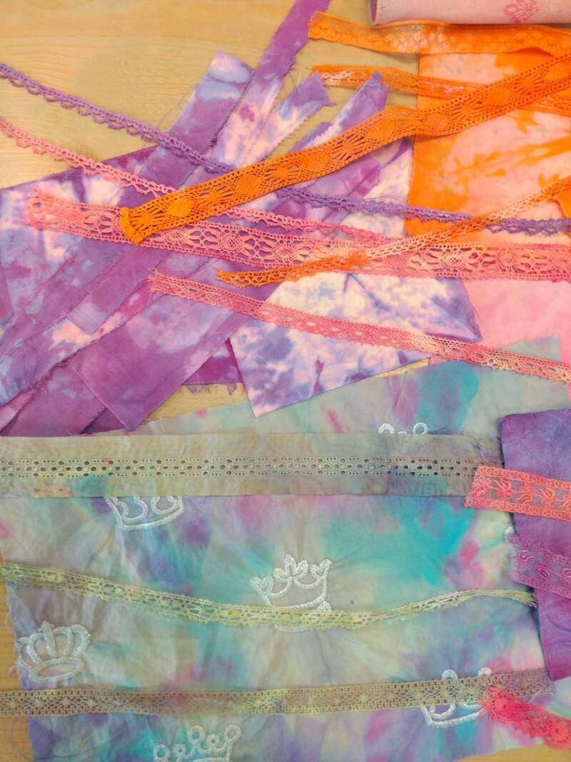 eindresultaat van stofverven, lapjes stof en bandjes in verschillende kleuren