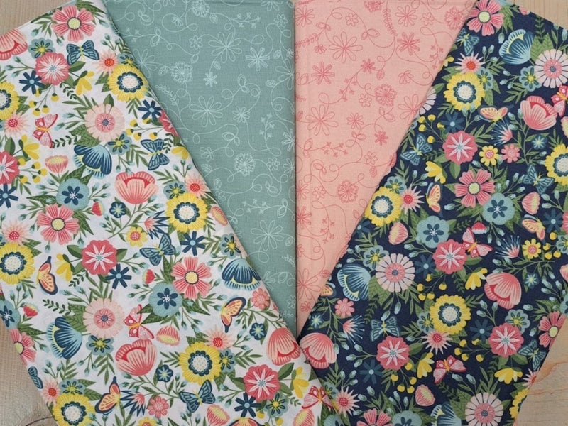 Stoffen paars en bloemen first light met vier rolletjes bijpassende kleur garen