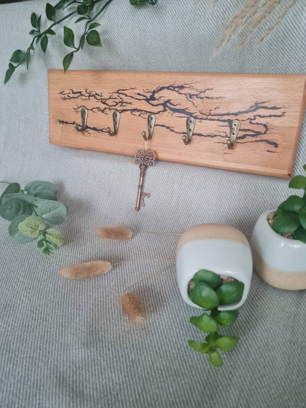 Schlüsselbrett mit Lichtenbergeffekt und farbigen Epoxidharz