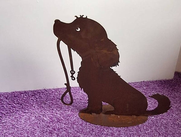 Roest Hond met halsband in zijn mond.