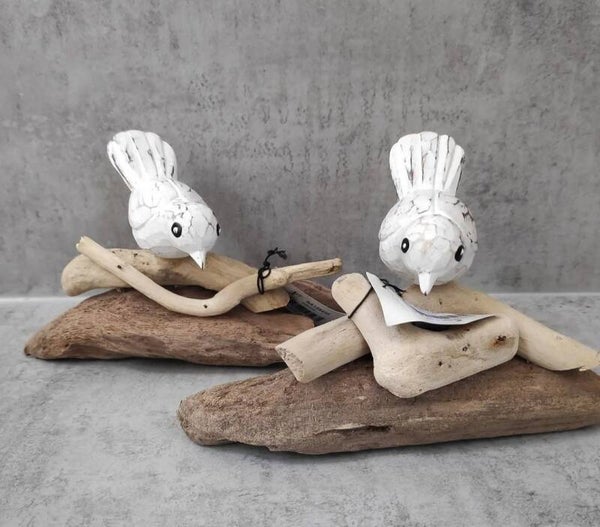 Fairtrade vogel op driftwood