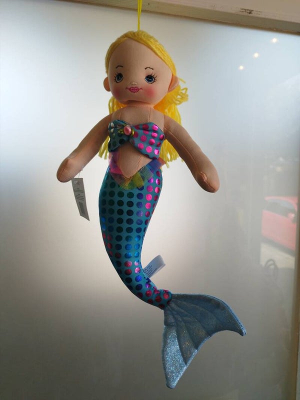 Blonde zeemeermin met blauwe staart.