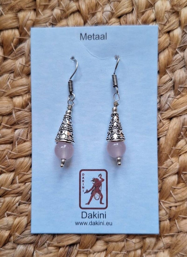 Oorbellen van metaal met roze kraal.