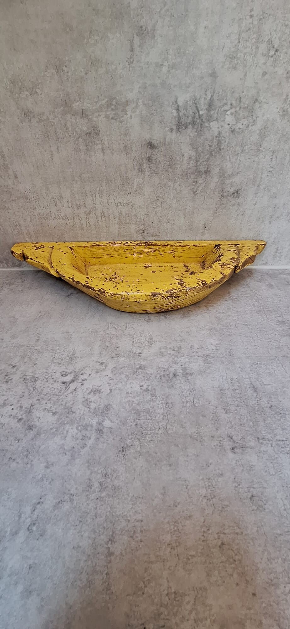 Vintage geel plankje met opbergbak.