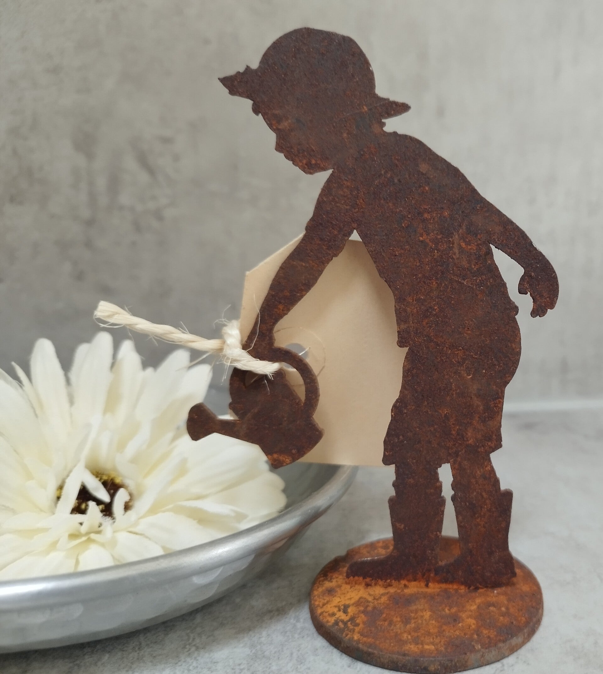 Roest jongetje met gieter.