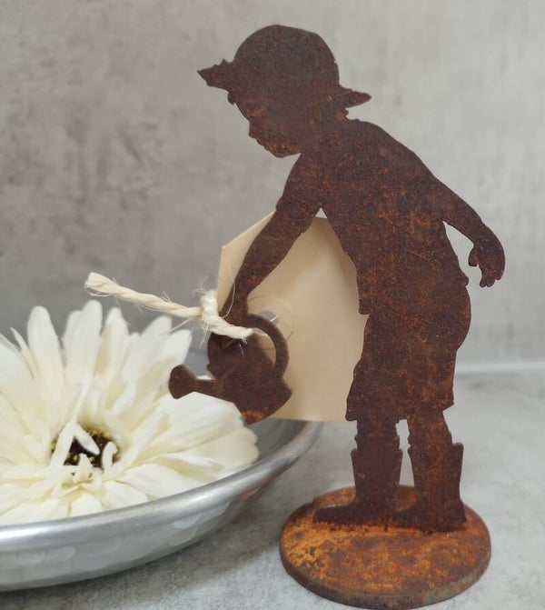 Roest jongetje met gieter.