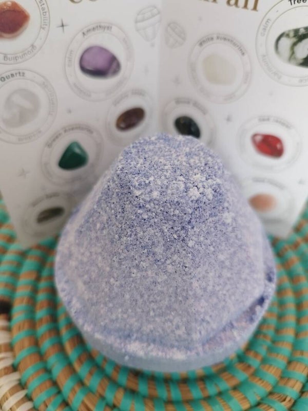 Licht blauw kleurige bruisbal met edelsteen.