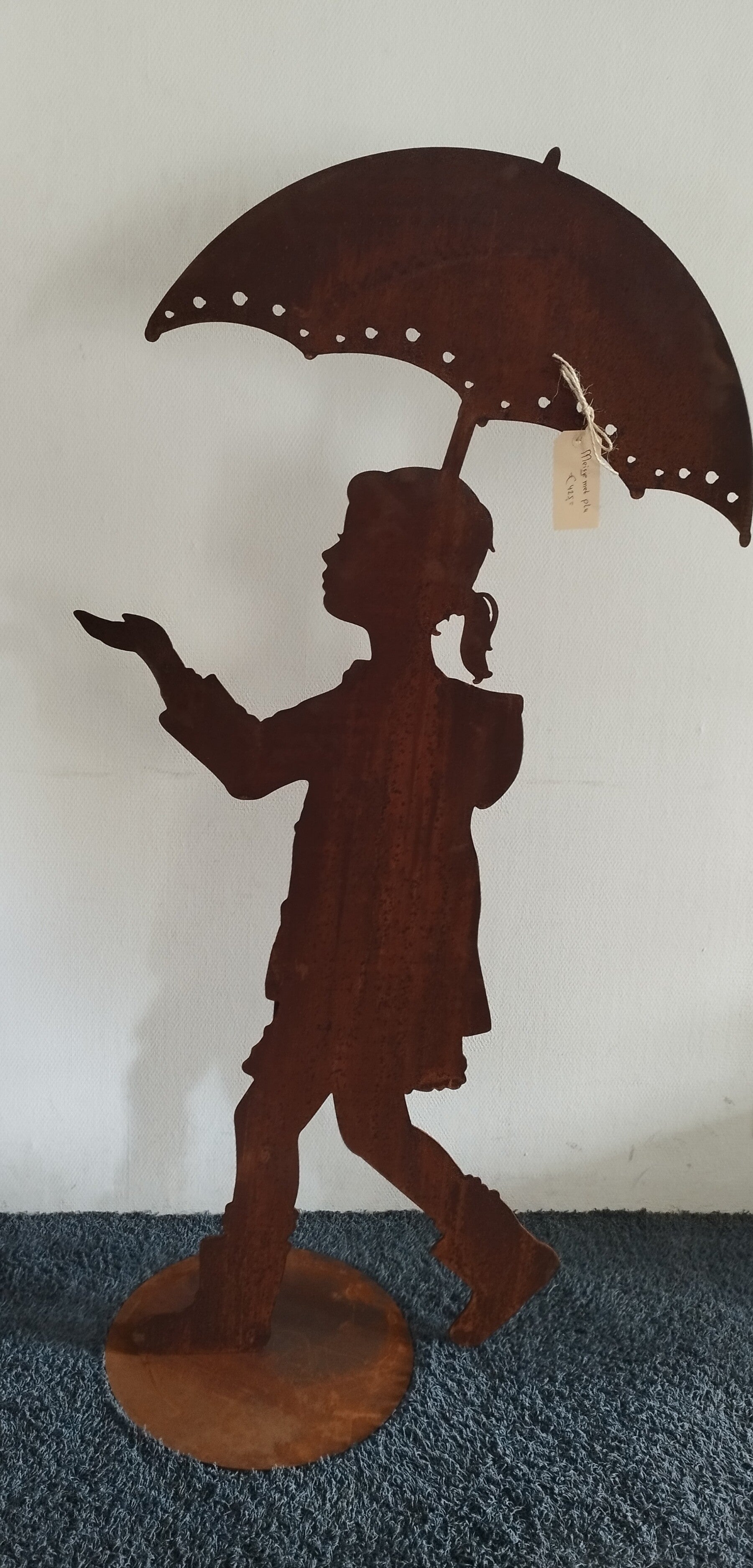 Meisje onder haar paraplu.